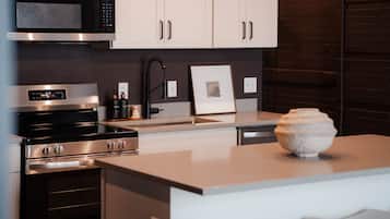 Coffee/tea maker, fridge, microwave, oven