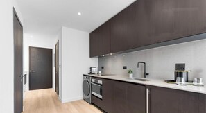 Coffee/tea maker, fridge, microwave, oven - Upscale Studio Smart Living Downtown (Miami)