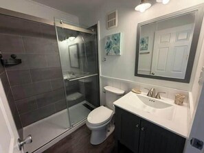 Shower - Outstanding Ocean-Pier-Pool Front Condo (Murrells Inlet)