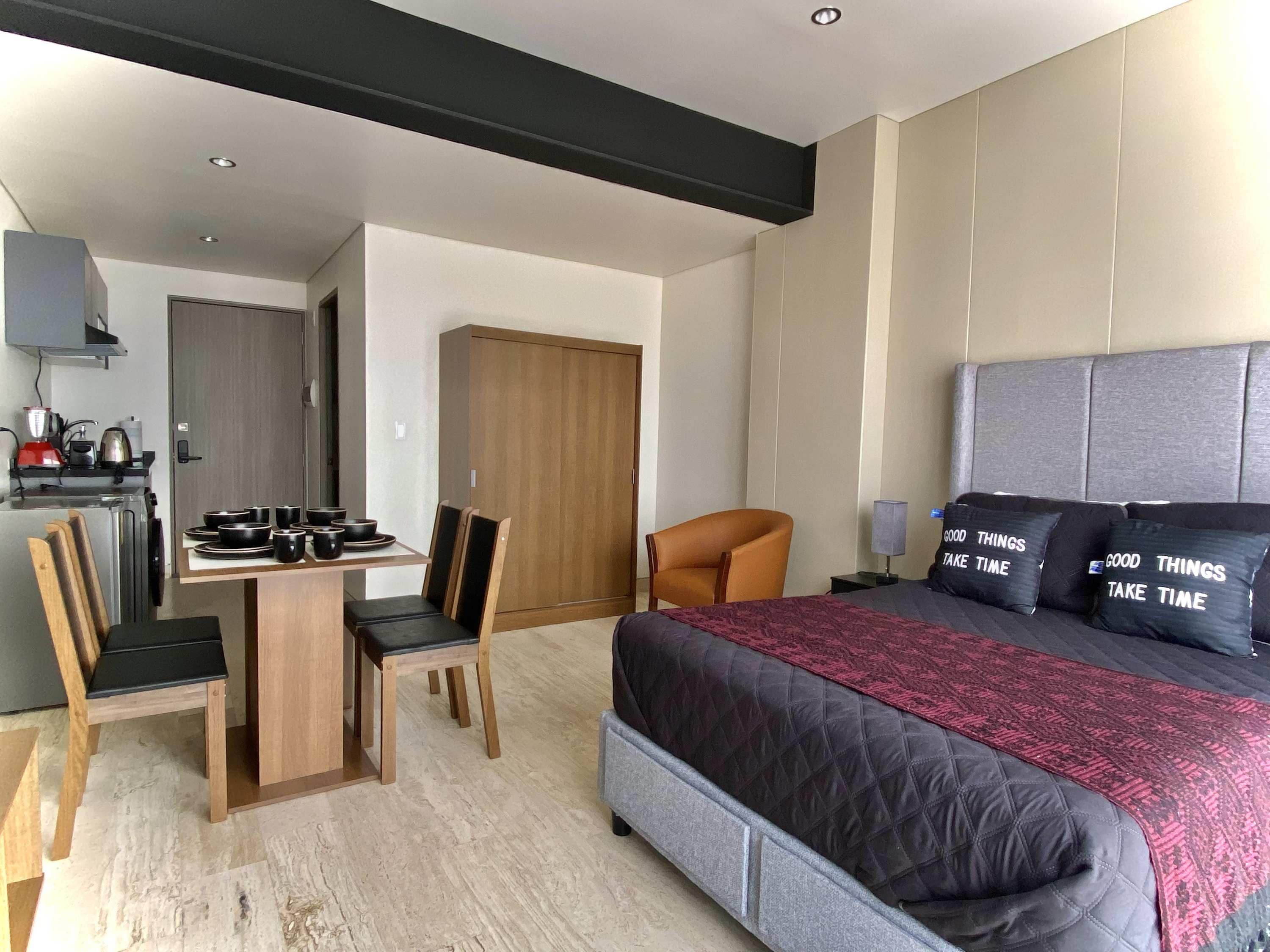 1 habitación, escritorio, tabla de planchar con plancha y wifi 