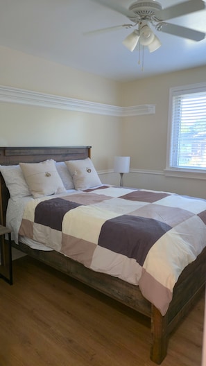Room - Private Getaway Cozy 4 Bedroom House Remodeled Hardwood Floor and Private Fence (Sandy)