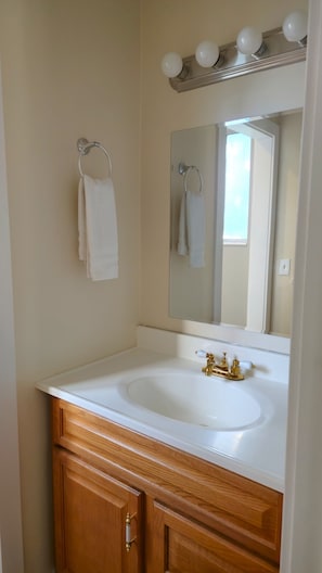 Bathroom - Private Getaway Cozy 4 Bedroom House Remodeled Hardwood Floor and Private Fence (Sandy)