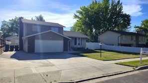 Exterior - Private Getaway Cozy 4 Bedroom House Remodeled Hardwood Floor and Private Fence (Sandy)