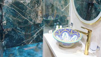 Comfort Triple Room, Courtyard View | Bathroom | Hair dryer, towels, soap, shampoo