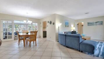 Ferienhaus, 3 Schlafzimmer, Terrasse, Seeblick | Wohnbereich