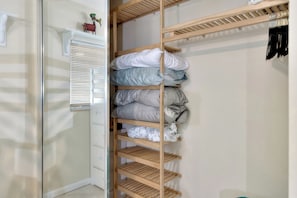 Ferienhaus, 3 Schlafzimmer, Terrasse, Seeblick | Innenbereich