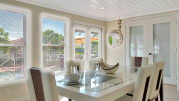House, 3 Bedrooms, Patio, Lake View | Dining