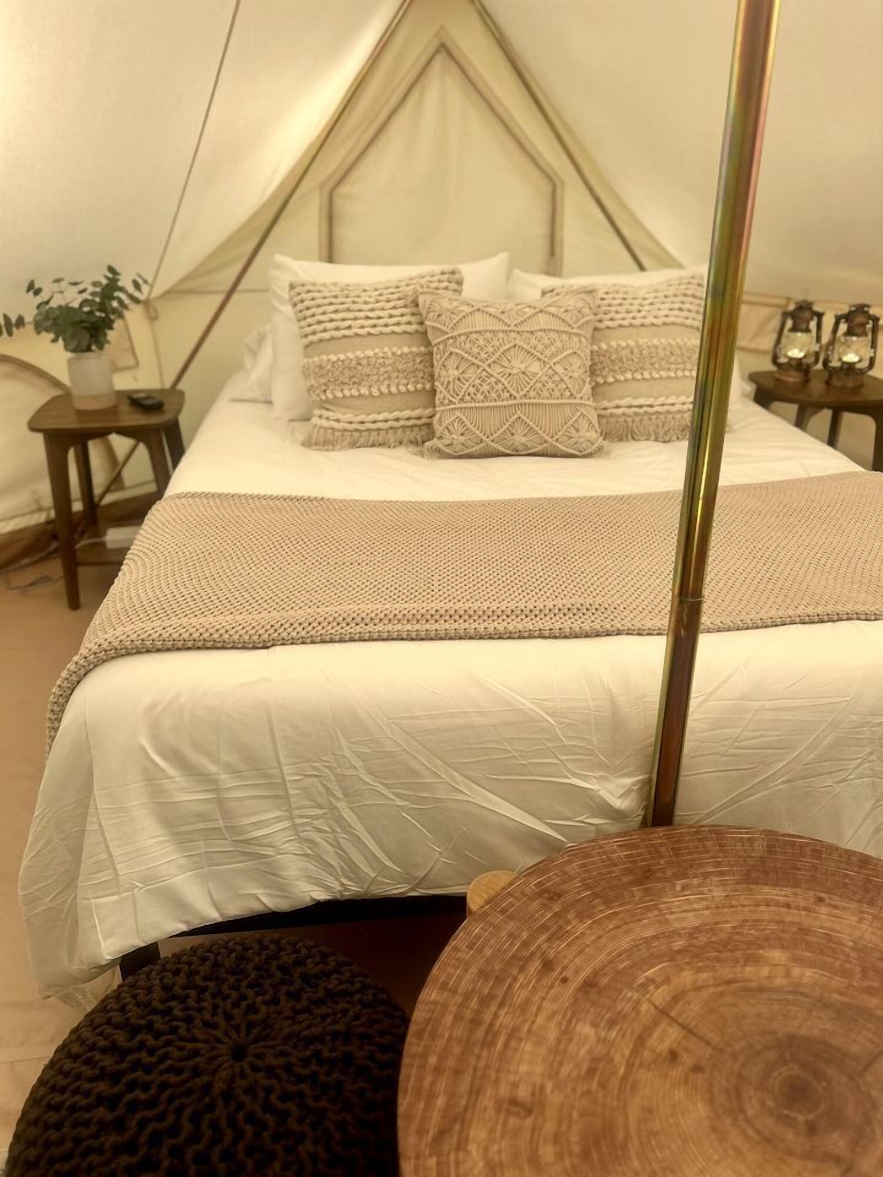 1 bedroom, desk, WiFi, bed sheets