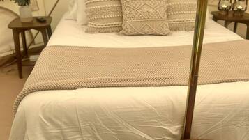 1 bedroom, desk, WiFi, bed sheets