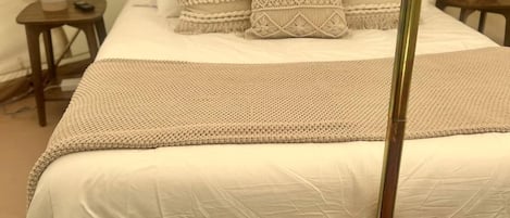 1 bedroom, desk, WiFi, bed sheets