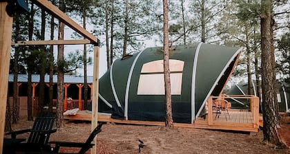 Scenic King Glamping Tent with AC & Mountain Views near Mountainair in Torreon, New Mexico