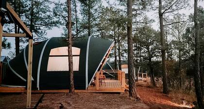 Scenic King Glamping Tent with AC & Mountain Views near Mountainair in Torreon, New Mexico