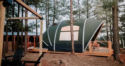 Scenic King Glamping Tent with AC & Mountain Views near Mountainair in Torreon, New Mexico