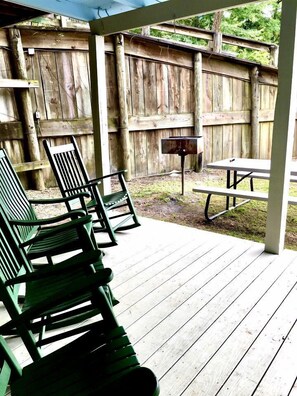 Outdoor dining - Spacious Triplex Cabin with Lake View & Fishing Pier, Shared Outdoor Deck, Near Zwolle, LA (Zwolle)