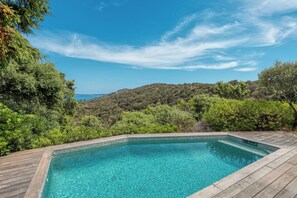 Outdoor pool - Gaou-Bénat · 2-bedroom apartment with ocean view · 30 m² terrace · Air-conditioned · Pool · Private estate (Bormes-les-Mimosas)