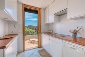 Coffee/tea maker, fridge, microwave, oven - Gaou-Bénat · 2-bedroom apartment with ocean view · 30 m² terrace · Air-conditioned · Pool · Private estate (Bormes-les-Mimosas)