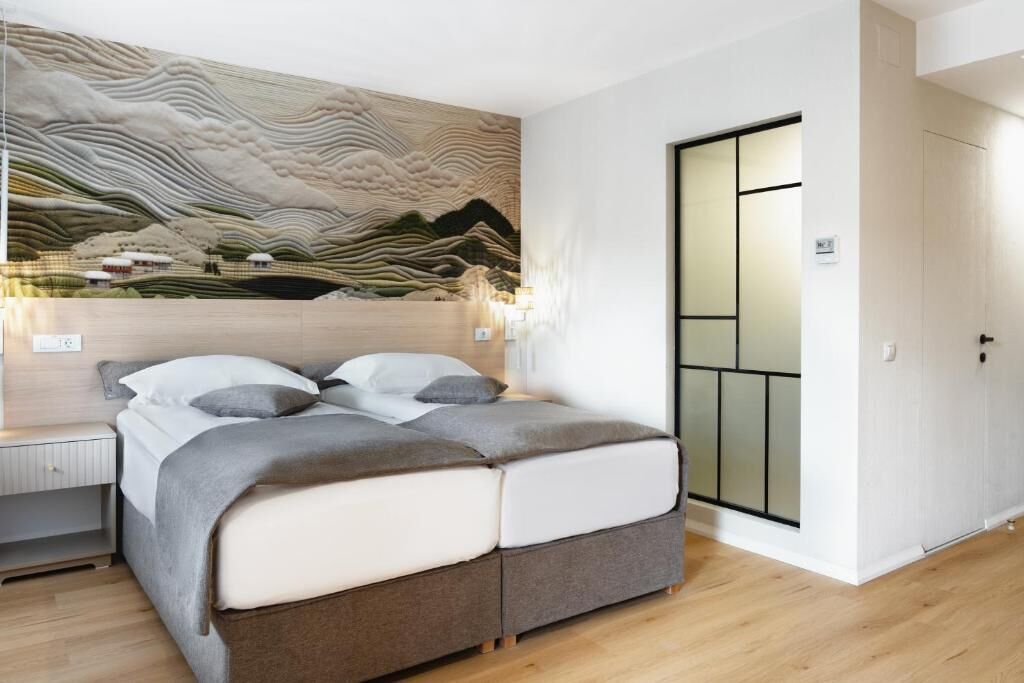 Quarto casal ou duplo, sacada | Cofres nos quartos, escrivaninha, espaço de trabalho para notebook