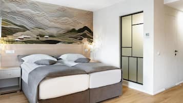 Quarto casal ou duplo, sacada | Cofres nos quartos, escrivaninha, espaço de trabalho para notebook