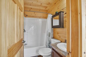 Cabaña, aire acondicionado, vista al lago | Baño