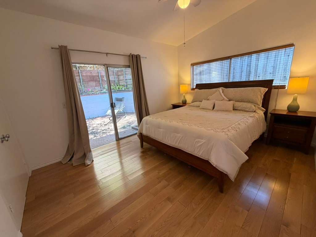Tabla de planchar con plancha, internet y ropa de cama 