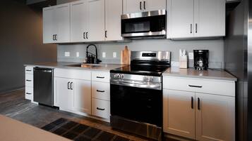 Coffee/tea maker, fridge, microwave, oven