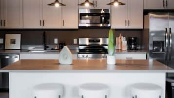 Coffee/tea maker, fridge, microwave, oven