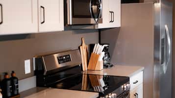 Wasserkocher mit Kaffee-/Teezubehör, Kühlschrank, Mikrowelle, Ofen