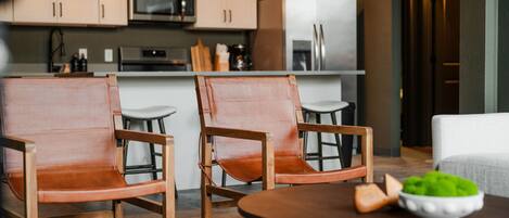 Cafetière-théière, réfrigérateur, four à micro-ondes, un four