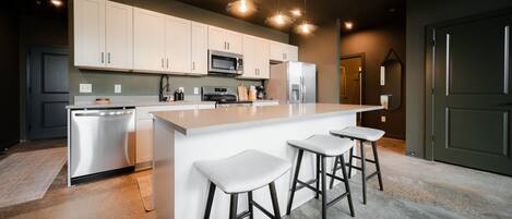 Coffee/tea maker, fridge, microwave, oven