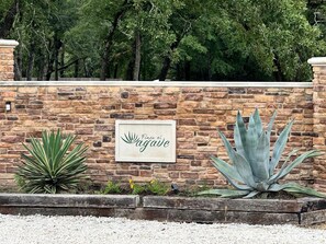 Eine Steinsäule mit einem Schild, auf dem 'Fin de la Agave' steht.