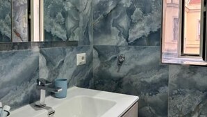 Shower, free toiletries, hair dryer, towels - B&B Mimela (Napoli)