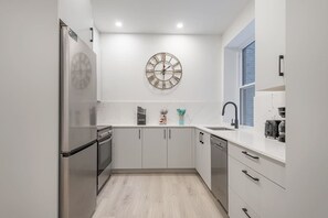 Wasserkocher mit Kaffee-/Teezubehör, Kühlschrank, Mikrowelle, Ofen