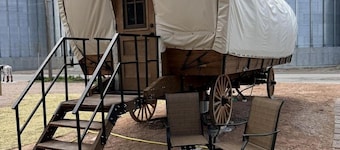 Charming Covered Glamping Wagons with Private Outdoor Spaces Near Wall Drug – Wall, South Dakota