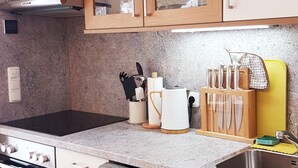Une cuisine équipée d’une cuisinière, d’un four, d’un lave-vaisselle et d’un évier.