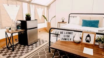 1 bedroom, desk, WiFi