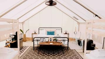 1 bedroom, desk, WiFi