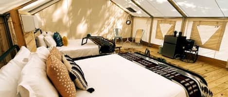 1 bedroom, desk, WiFi