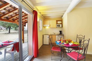 Cocina compacta con comedor, refrigerador y microondas.