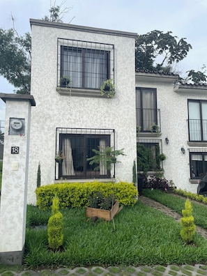 Exterior - 3-bedroom house with AC in charming Antigua Guatemala with volcanic views (Ciudad Vieja)
