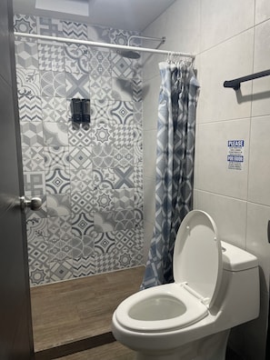 Shower, towels, soap, toilet paper - 3-bedroom house with AC in charming Antigua Guatemala with volcanic views (Ciudad Vieja)