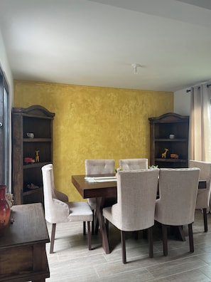 Dining - 3-bedroom house with AC in charming Antigua Guatemala with volcanic views (Ciudad Vieja)