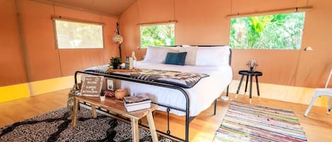 1 bedroom, bed sheets