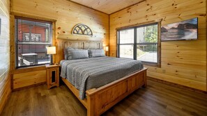 3 bedrooms, iron/ironing board, WiFi, bed sheets - Mountain Retreat with Perfect for Groups in Pigeon Forge, Tennesee (Pigeon Forge)