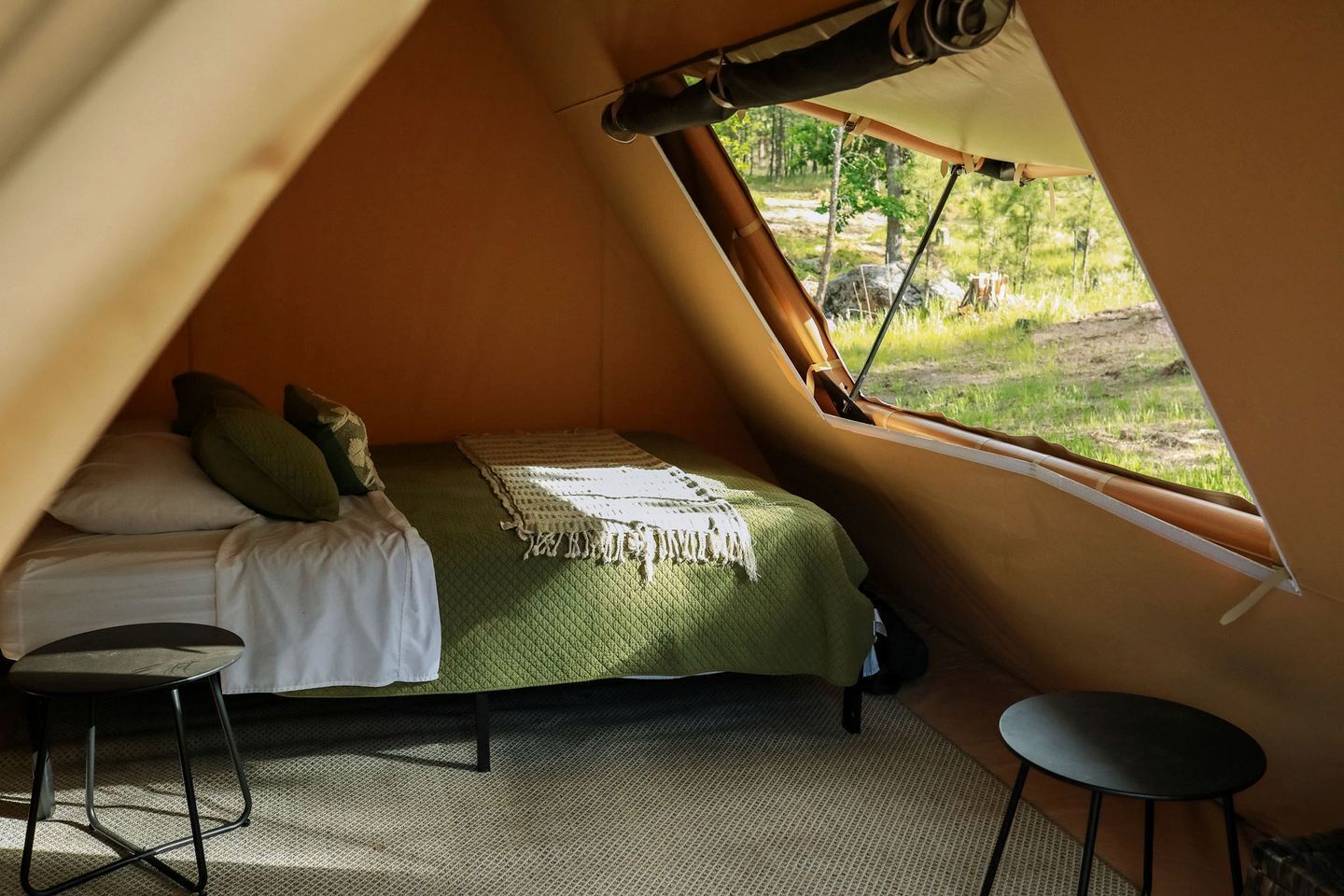 1 bedroom, desk, WiFi, bed sheets