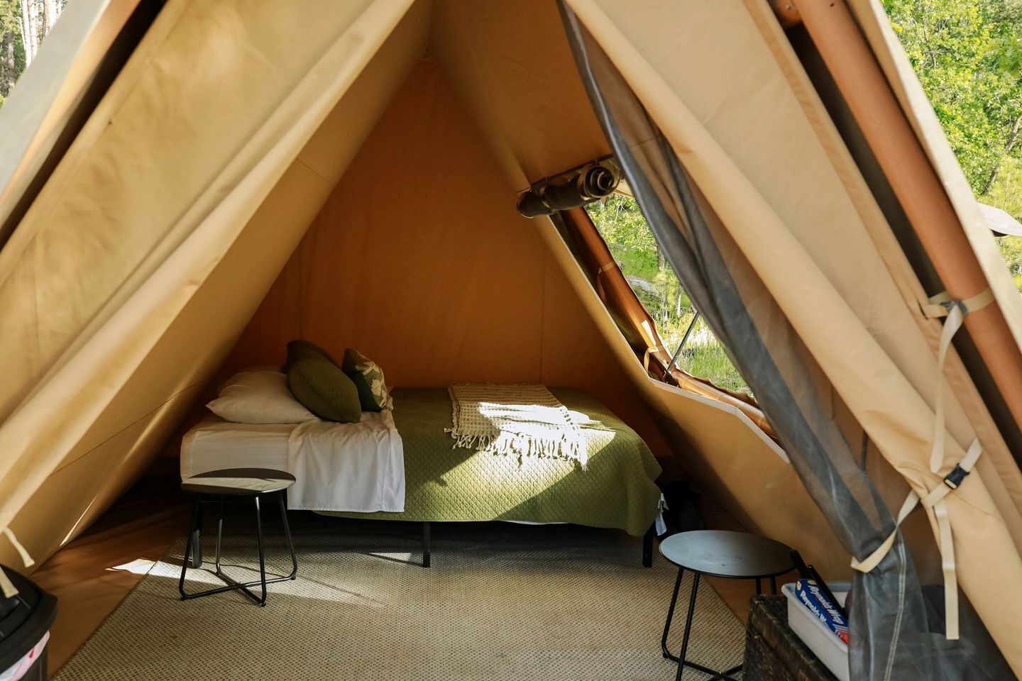 1 bedroom, desk, WiFi, bed sheets