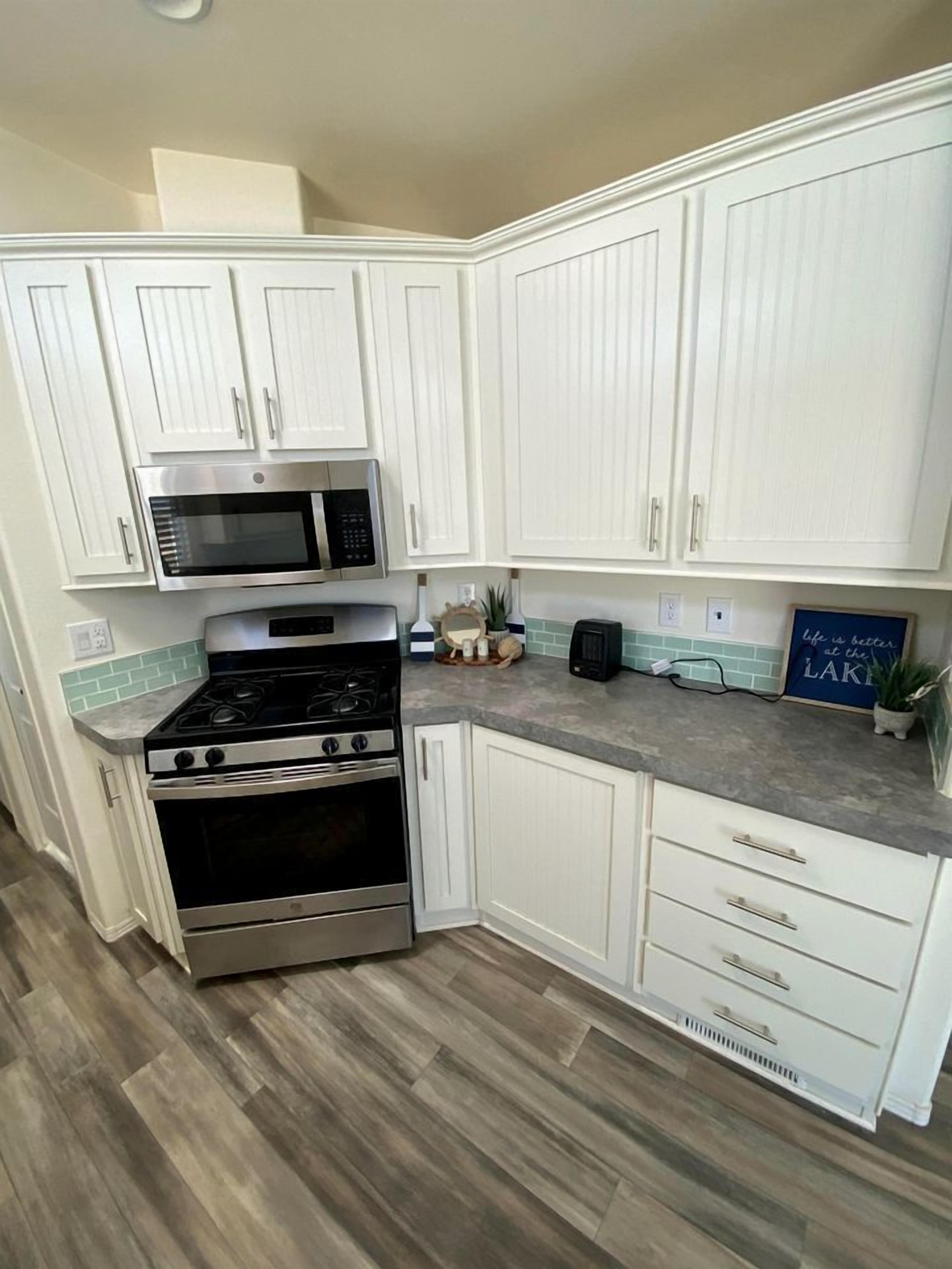 Coffee/tea maker, fridge, oven, stovetop