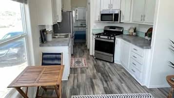 Fridge, oven, stovetop, coffee/tea maker