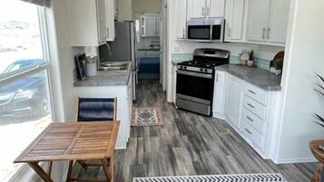 Coffee/tea maker, fridge, oven, stovetop