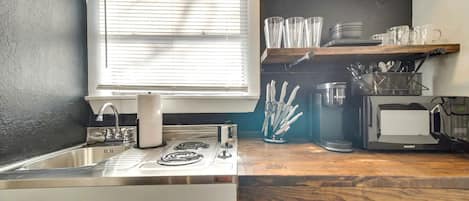 Cookware/dishes/utensils, dining table