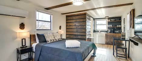 1 bedroom, desk, WiFi, bed sheets